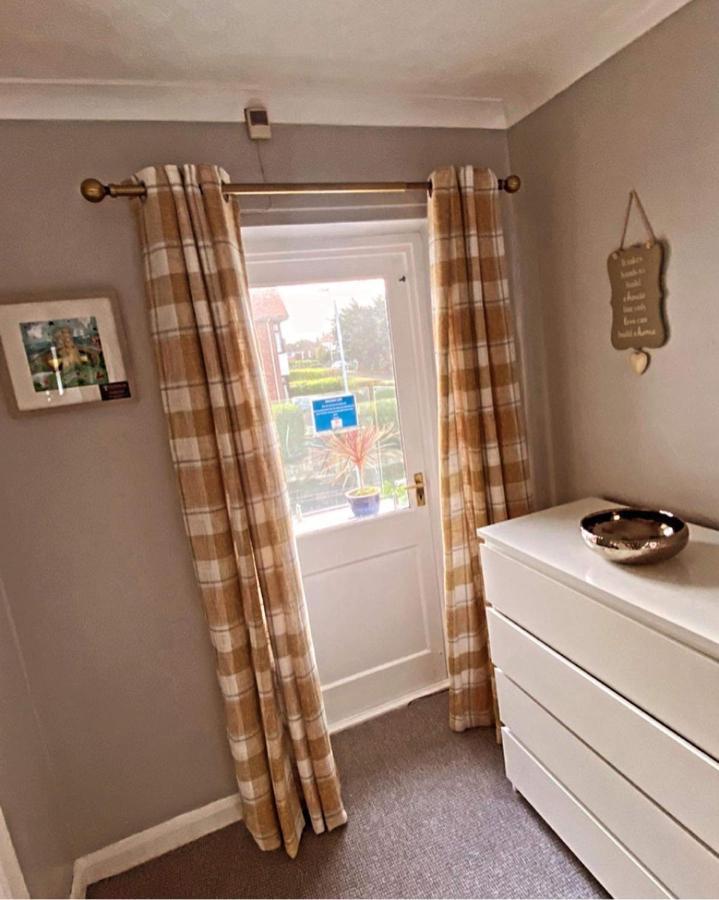 Sunnyside - Large Seaside Home With Views And Hot Tub Prestatyn Exterior foto