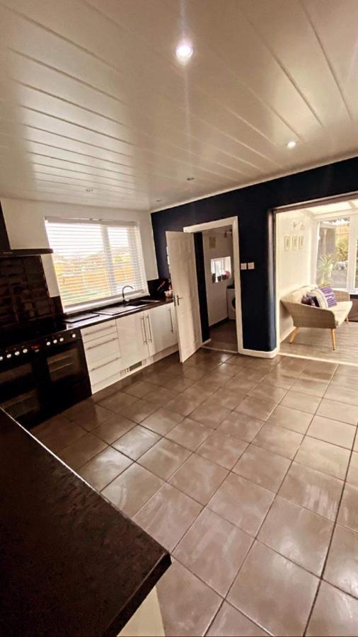Sunnyside - Large Seaside Home With Views And Hot Tub Prestatyn Exterior foto