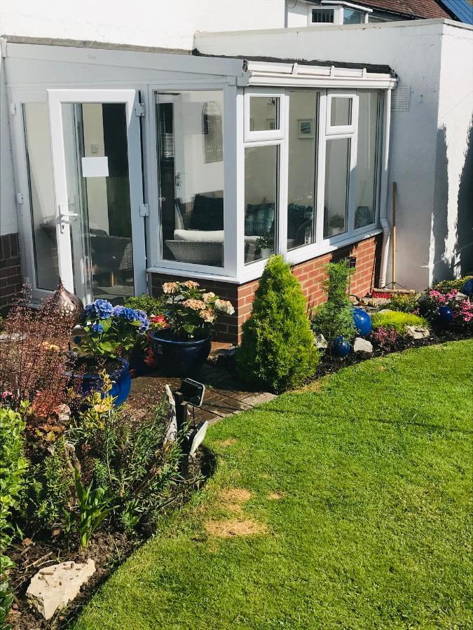 Sunnyside - Large Seaside Home With Views And Hot Tub Prestatyn Exterior foto