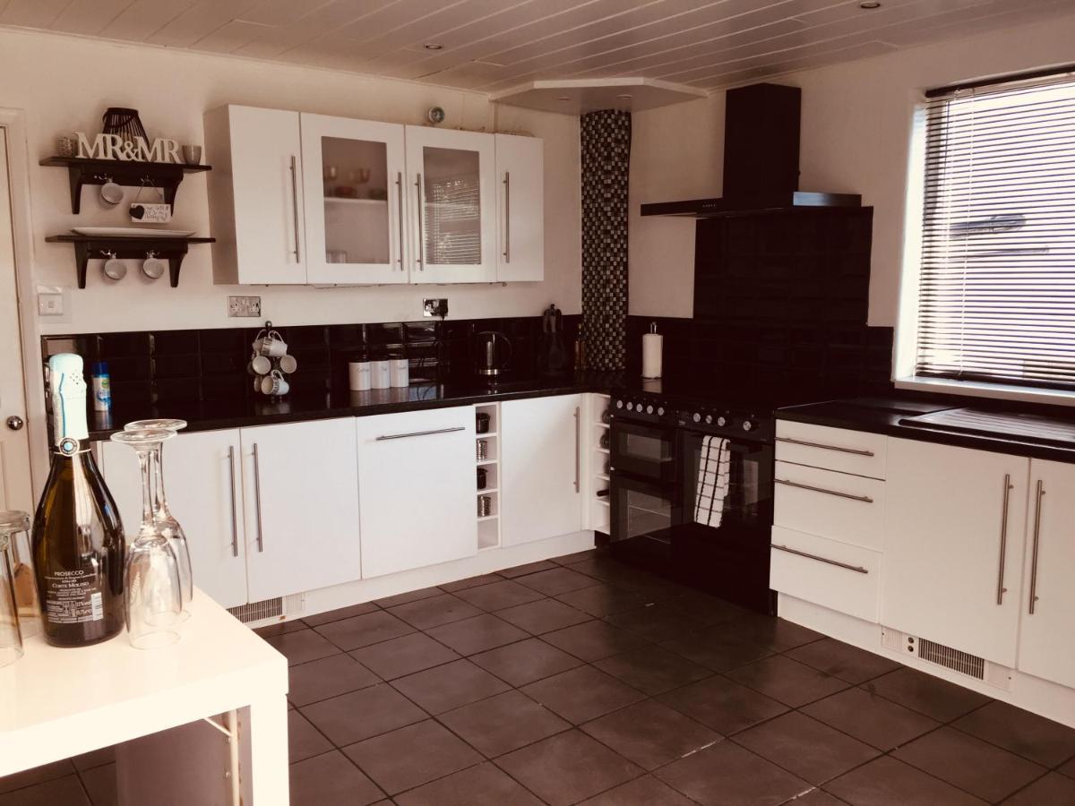 Sunnyside - Large Seaside Home With Views And Hot Tub Prestatyn Exterior foto
